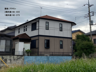 屋根：ブラウン　2階外壁：ND-400　1階外壁：ND-375